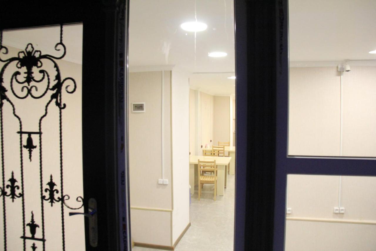 Blossom Hostel Updated ! Обновлено !!! City Center! Perfect Order!!! Snow-White Bed Linen!!! Идеальный Порядок!!! Белоснежное Постельное Белье!!! Центр Города !!! Tiflis Dış mekan fotoğraf