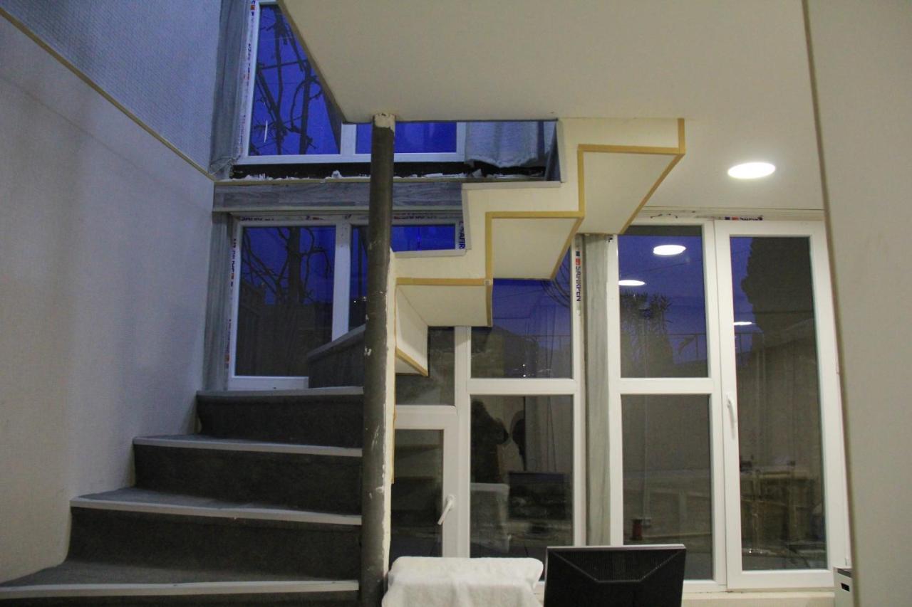 Blossom Hostel Updated ! Обновлено !!! City Center! Perfect Order!!! Snow-White Bed Linen!!! Идеальный Порядок!!! Белоснежное Постельное Белье!!! Центр Города !!! Tiflis Dış mekan fotoğraf