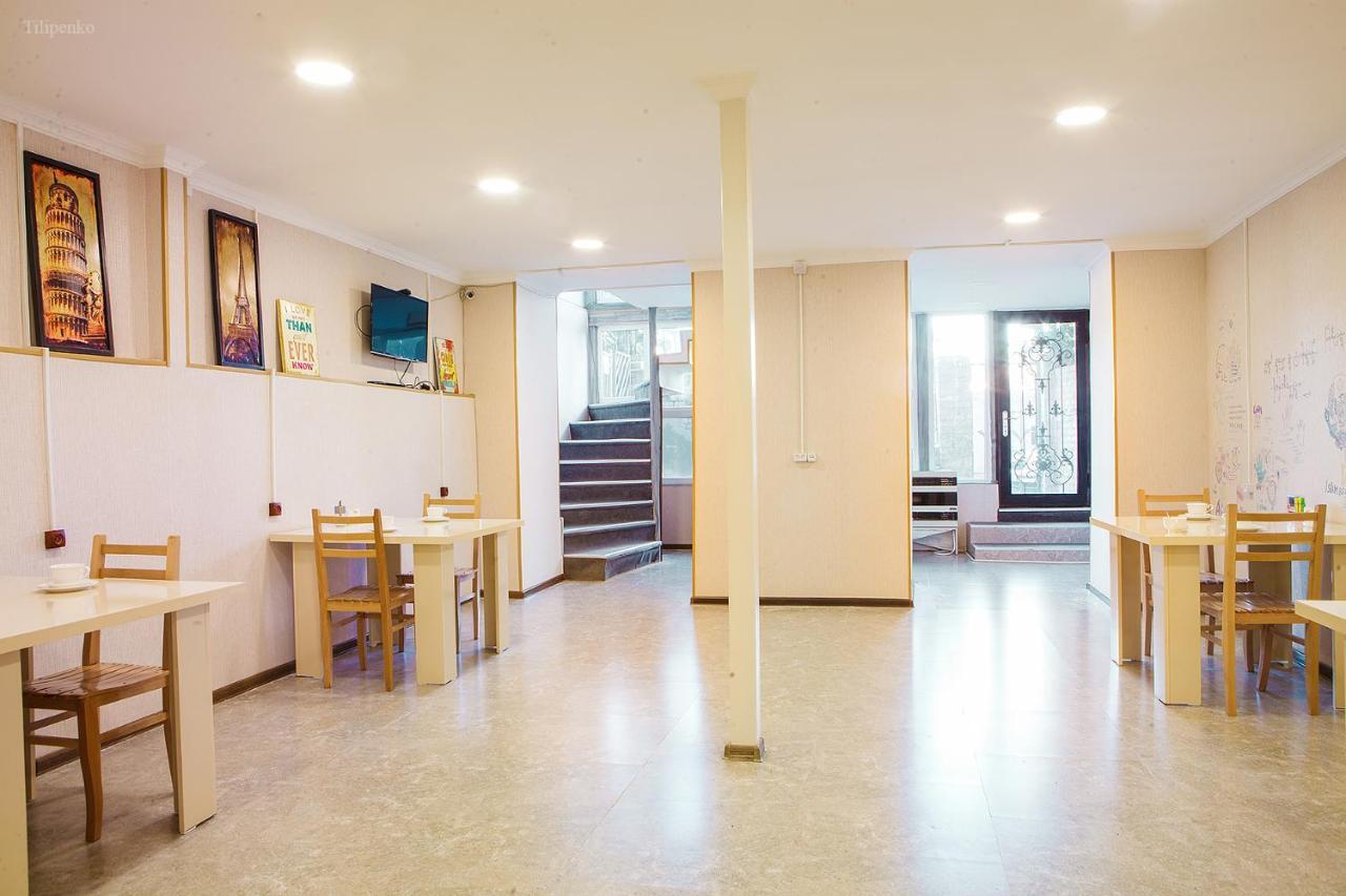 Blossom Hostel Updated ! Обновлено !!! City Center! Perfect Order!!! Snow-White Bed Linen!!! Идеальный Порядок!!! Белоснежное Постельное Белье!!! Центр Города !!! Tiflis Dış mekan fotoğraf