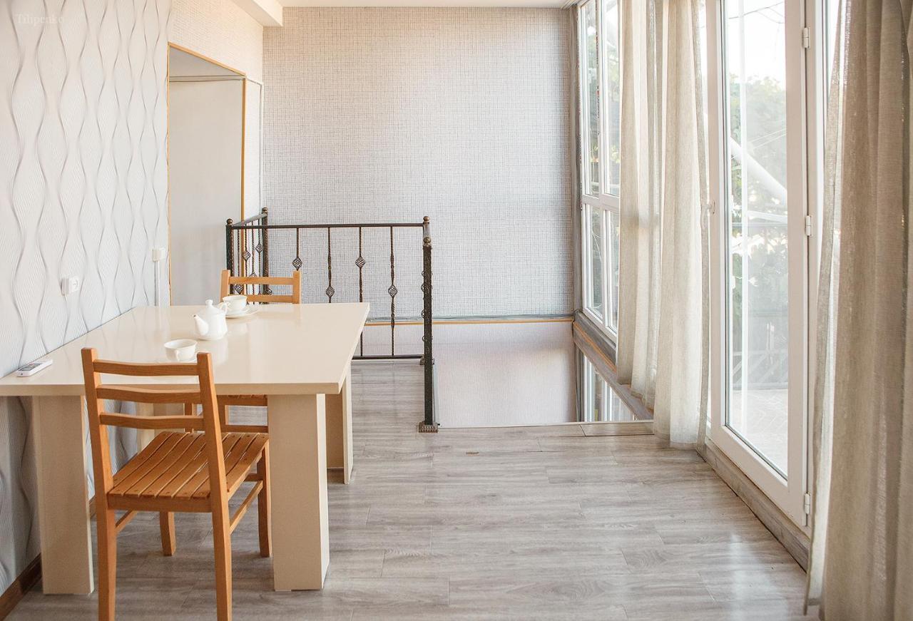 Blossom Hostel Updated ! Обновлено !!! City Center! Perfect Order!!! Snow-White Bed Linen!!! Идеальный Порядок!!! Белоснежное Постельное Белье!!! Центр Города !!! Tiflis Dış mekan fotoğraf