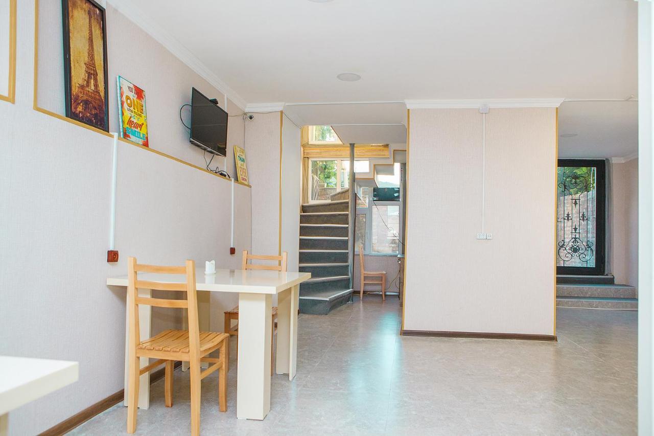 Blossom Hostel Updated ! Обновлено !!! City Center! Perfect Order!!! Snow-White Bed Linen!!! Идеальный Порядок!!! Белоснежное Постельное Белье!!! Центр Города !!! Tiflis Dış mekan fotoğraf